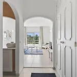 Modern 1bdr Flat With Pool In By Lovelystay Διαμέρισμα *