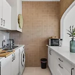 Modern 1bdr Flat With Pool In By Lovelystay Διαμέρισμα *