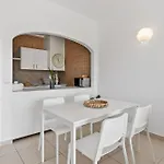 Modern 1bdr Flat With Pool In By Lovelystay Διαμέρισμα Αλμπουφέιρα