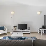 Διαμέρισμα Modern 1bdr Flat With Pool In By Lovelystay