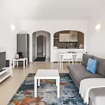 Διαμέρισμα Modern 1bdr Flat With Pool In By Lovelystay Αλμπουφέιρα