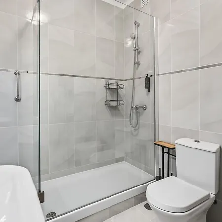 Modern 1bdr Flat With Pool In By Lovelystay Appartamento *