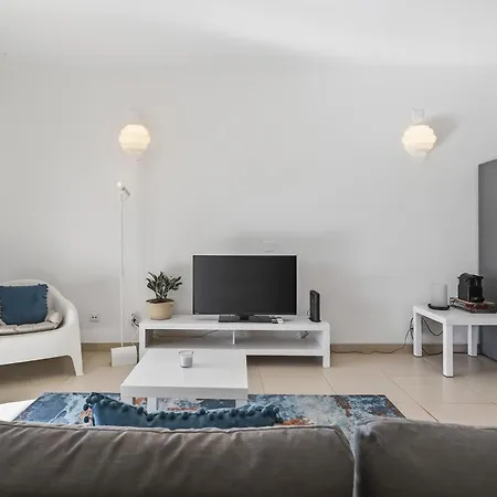 Apartment Modern 1bdr Flat With Pool In By Lovelystay