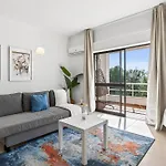 Apartment Modern 1bdr Flat With Pool In By Lovelystay
