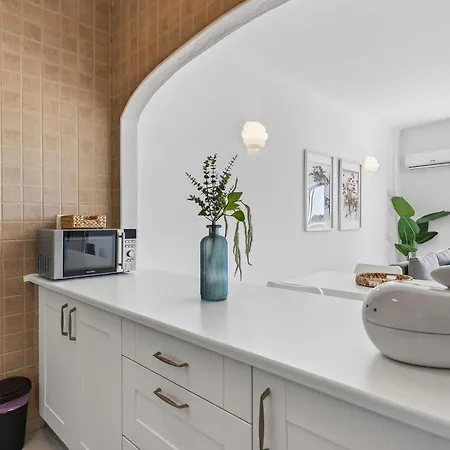 Apartment Modern 1bdr Flat With Pool In By Lovelystay