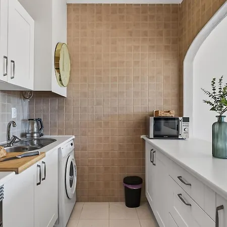 Modern 1bdr Flat With Pool In By Lovelystay Apartment *