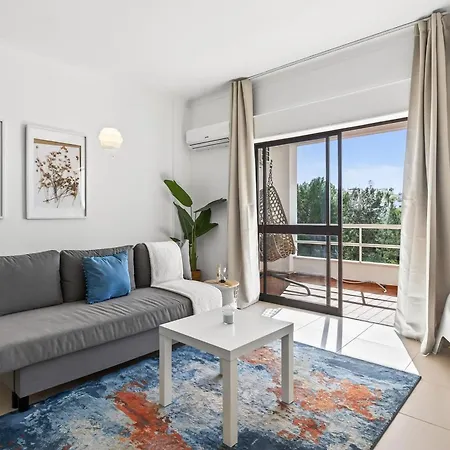 Apartment Modern 1bdr Flat With Pool In By Lovelystay