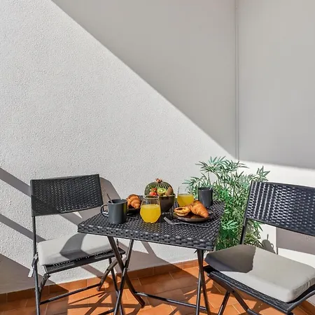 Apartment Modern 1bdr Flat With Pool In By Lovelystay *