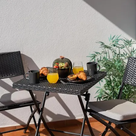Apartment Modern 1bdr Flat With Pool In By Lovelystay